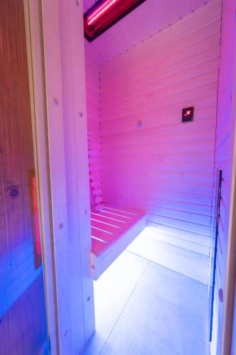 a pink room with a bench in a room at Hotels am Kranichsee in Hahnenklee-Bockswiese