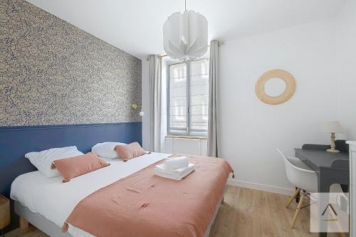 une chambre avec un lit, un bureau et une fenêtre dans l'établissement L'Ecluse, à Dinard