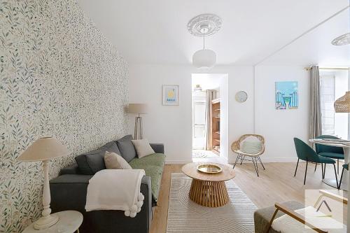 un salon avec un canapé et une table dans l'établissement L'Ecluse, à Dinard
