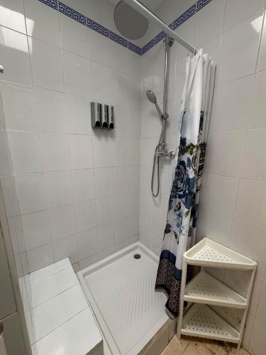 a bathroom with a shower with a shower curtain at Apartamento Reformado con vistas al Mar in Mojácar