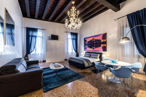 ein Wohnzimmer mit Sofa und Tisch in der Unterkunft Cà Sant`Angelo in Venedig
