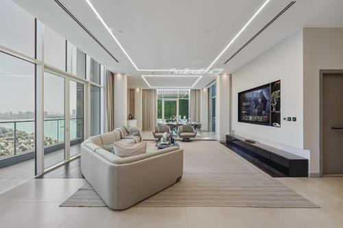 Palm Penthouse Sky Villa - Vast Terrace & Jacuzzi by Exclusive Holiday Homes photo 2