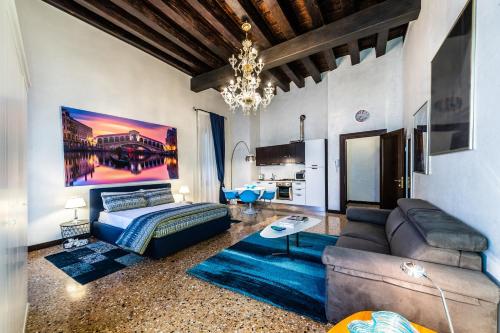 ein großes Wohnzimmer mit einer Couch in der Unterkunft Cà Sant`Angelo in Venedig