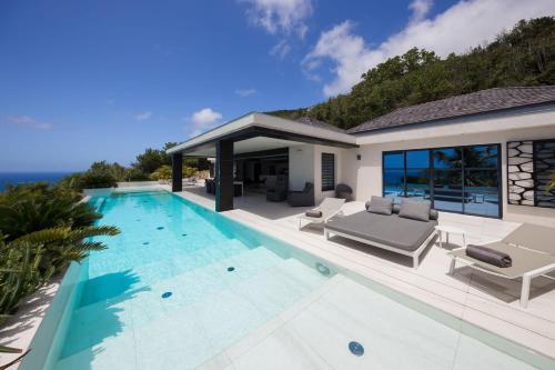 Bazén v ubytování Charming Empathic Villa with Inviting Infinity Pool nebo v jeho okolí