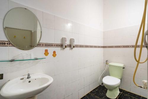a bathroom with a sink and a toilet and a mirror at Collection O Bao Duy Hotel in Ho Chi Minh City
