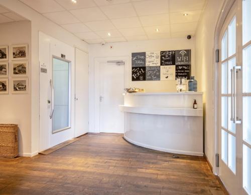 a room with a counter and a window at Hotel Zeerust in De Koog