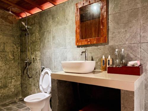 a bathroom with a sink and a toilet at Kalyana Gangga in Krambitan