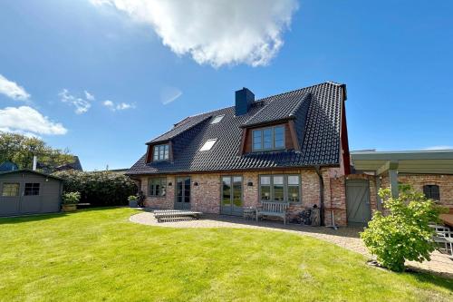 a brick house with a gambrel roof at Ferienhaus Fiete in Tinnum