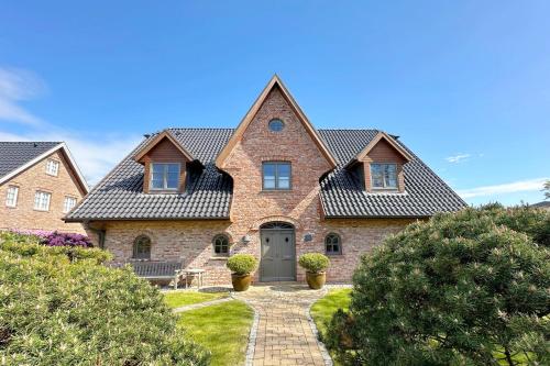 a large brick house with a roof at Ferienhaus Fiete in Tinnum