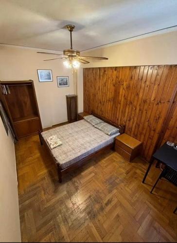 Un pat sau paturi într-o cameră la Imperial 3