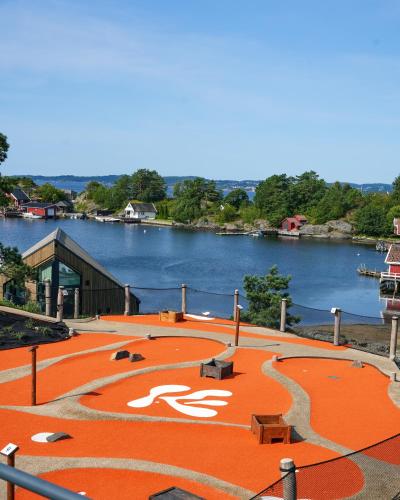 an orange area with benches and a lake at Kristiansand Feriesenter in Kristiansand