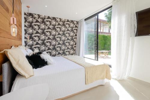 a bedroom with a white bed and a large window at Fantástico in Bellavista