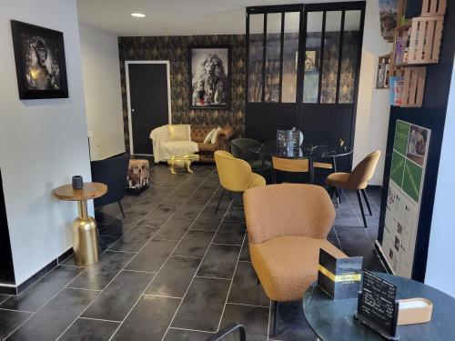 a waiting room with chairs and a table at La marine D'opale in Ambleteuse