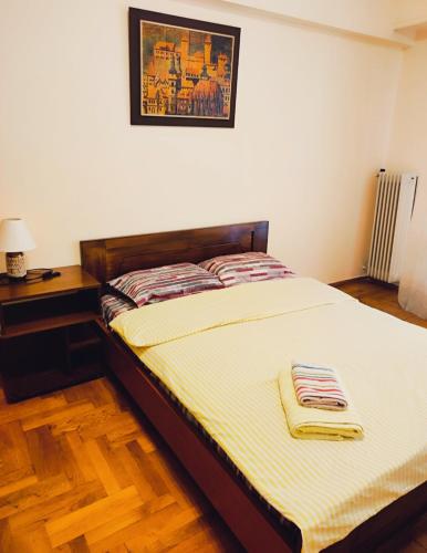 Un pat sau paturi într-o cameră la Imperial 1