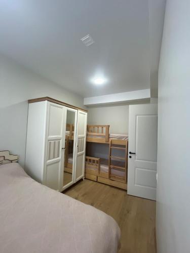a bedroom with a bed and a closet and a door at Cozy apartment for a comfortable vacation in Itʼkhvisi