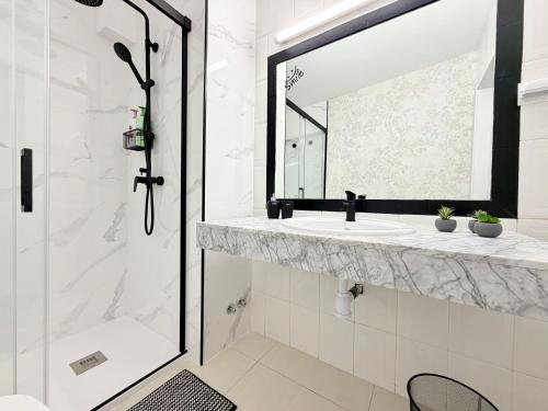 Penthouse near city center and beach with Pool