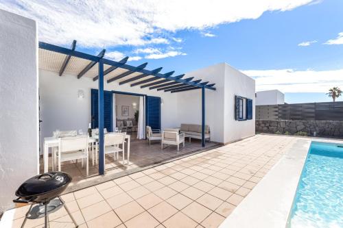 Lanzarote Villa Volcan 10- Private Heated Pool
