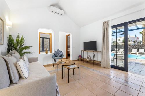 Lanzarote Villa Volcan 10- Private Heated Pool