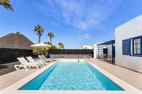 Lanzarote Villa Volcan 10- Private Heated Pool