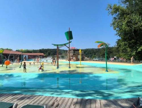 Piscina de la sau aproape de Gite Choroby
