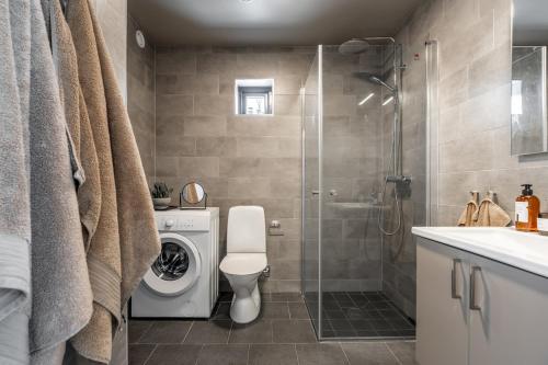 a bathroom with a washing machine and a shower at Fjällviddsvägen 224 in Idre Fjäll