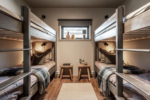two bunk beds in a room with a window at Fjällviddsvägen 224 in Idre Fjäll