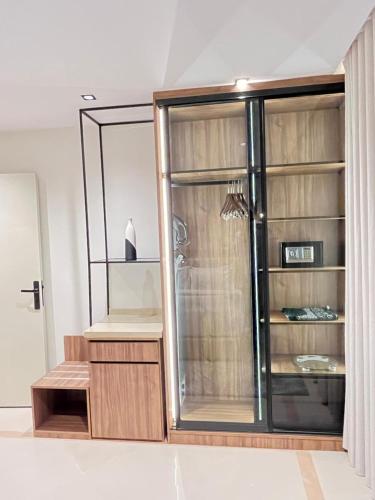 a bathroom with a shower with a glass door at اورا بلس AURA PALACe in Taif