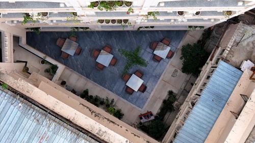 an overhead view of a pool with chairs and water at Shree Ganesha Palace Near Kashi Vishwanath Temple in Varanasi