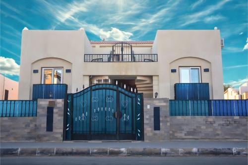 Luxury Sea-view 2 bedrooms apartment in Hadaba