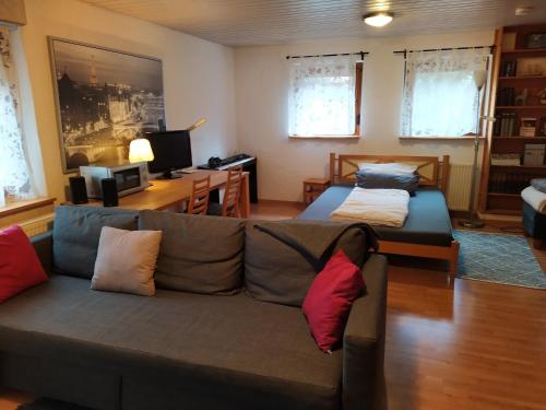 a living room with a couch and a bed at Appartement Silvia in Ammerbuch