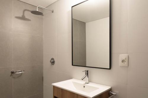 a bathroom with a sink and a mirror at Lake Life Exclusivo apartamento en Parque Miramar in Montevideo