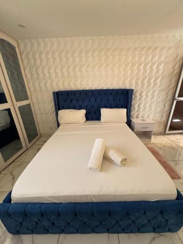 Un pat sau paturi într-o cameră la Studio appartement 07
