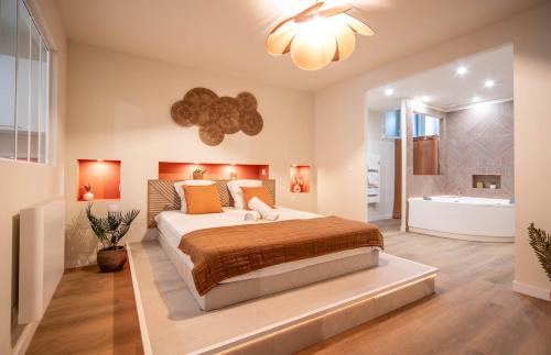 una camera da letto con un letto grande e un bagno di L'Écrin a Chalon-sur-Saône