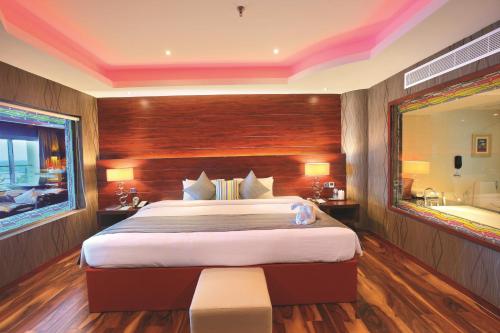 Una cama o camas en una habitación de Ramada by Wyndham Alleppey