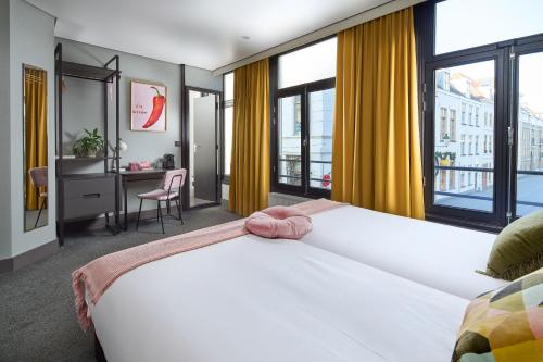 En eller flere senge i et værelse på Hotel Sutor