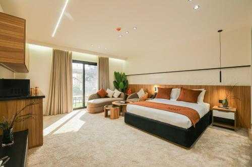 ein Hotelzimmer mit einem Bett und einer Couch in der Unterkunft Royal Regency Hotel in Kairo