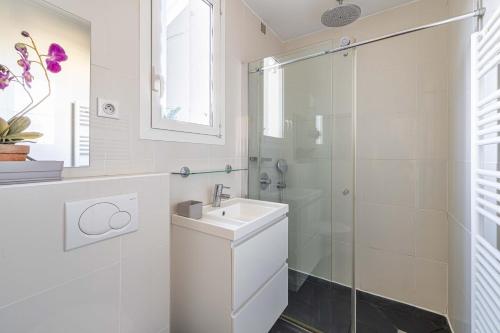 20 LACROIX - Cozy 2-bedroom apartment with balcony and sea view