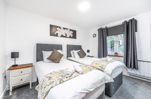 a bedroom with two beds and a window at Super Prime Train Station Inverkeithing by TBA in Inverkeithing