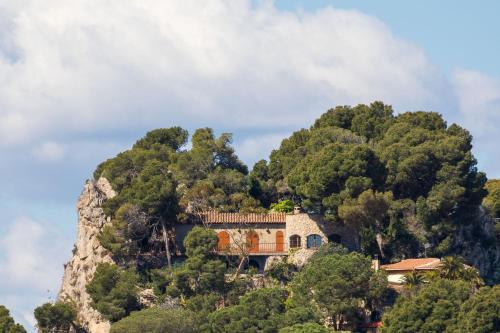 Casa Roca Vista A unique holiday home built on a rock with breathtaking views