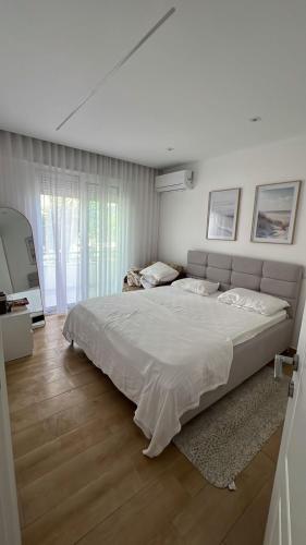 Llit o llits en una habitació de Golem, Triple E Apartment