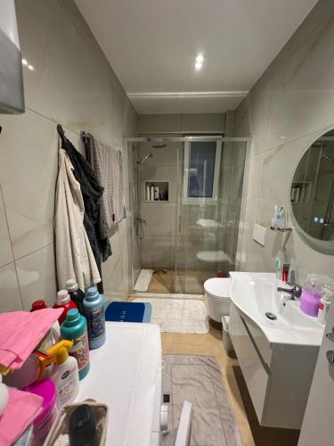 Bany a Golem, Triple E Apartment