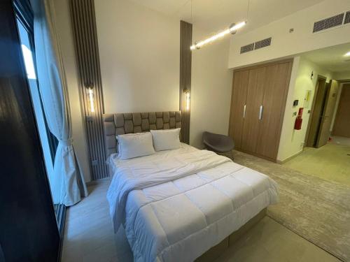 Quiet Studio in Azizi 18-Ideal for Work & Leisure
