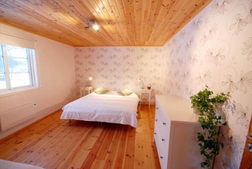 a bedroom with a bed and a wooden ceiling at JON404-Skillingaryd-Galtas in Skillingaryd