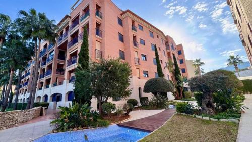 Jardín, piscina y playa