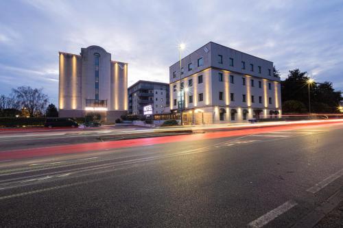 a building on a city street at night at LVG Hotel Collection - Gardenia in Verona