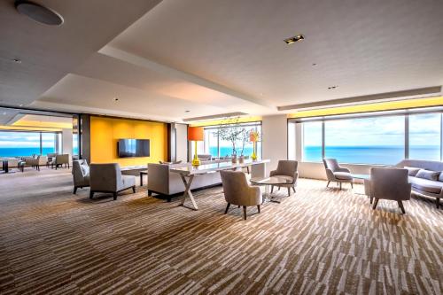 Lounge o bar area sa Sheraton Grande Ocean Resort