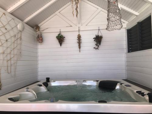 a jacuzziificialificialificialificialificialificialificialificialificialificialificial at Le fil à eau 2 pièces centre sud in Rivière-Salée