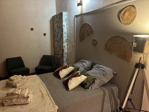 a bedroom with a bed with pillows on it at Le fil à eau 2 pièces centre sud in Rivière-Salée