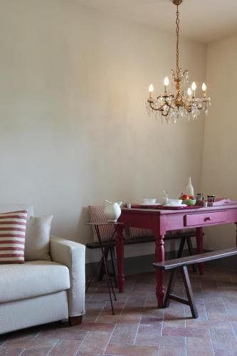 a pink table in a room with a couch and a chandelier at Cantagrillo Boutique Hotel in Vinci