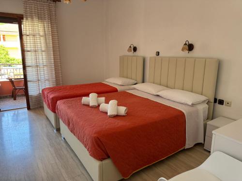 a bedroom with two beds with white towels on them at Regina Nina in Vasilátika